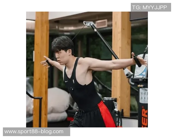 媒体人称杨瀚森在CBA锻炼出八块腹肌NBA教练建议他增加体重以适应比赛